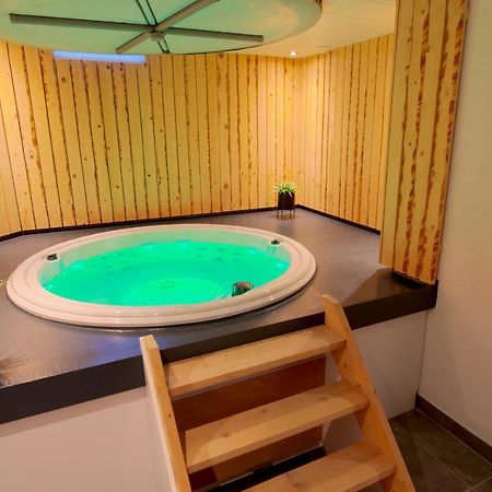 Jacuzzi & Sauna Villa Tzummarum Buitenkant foto