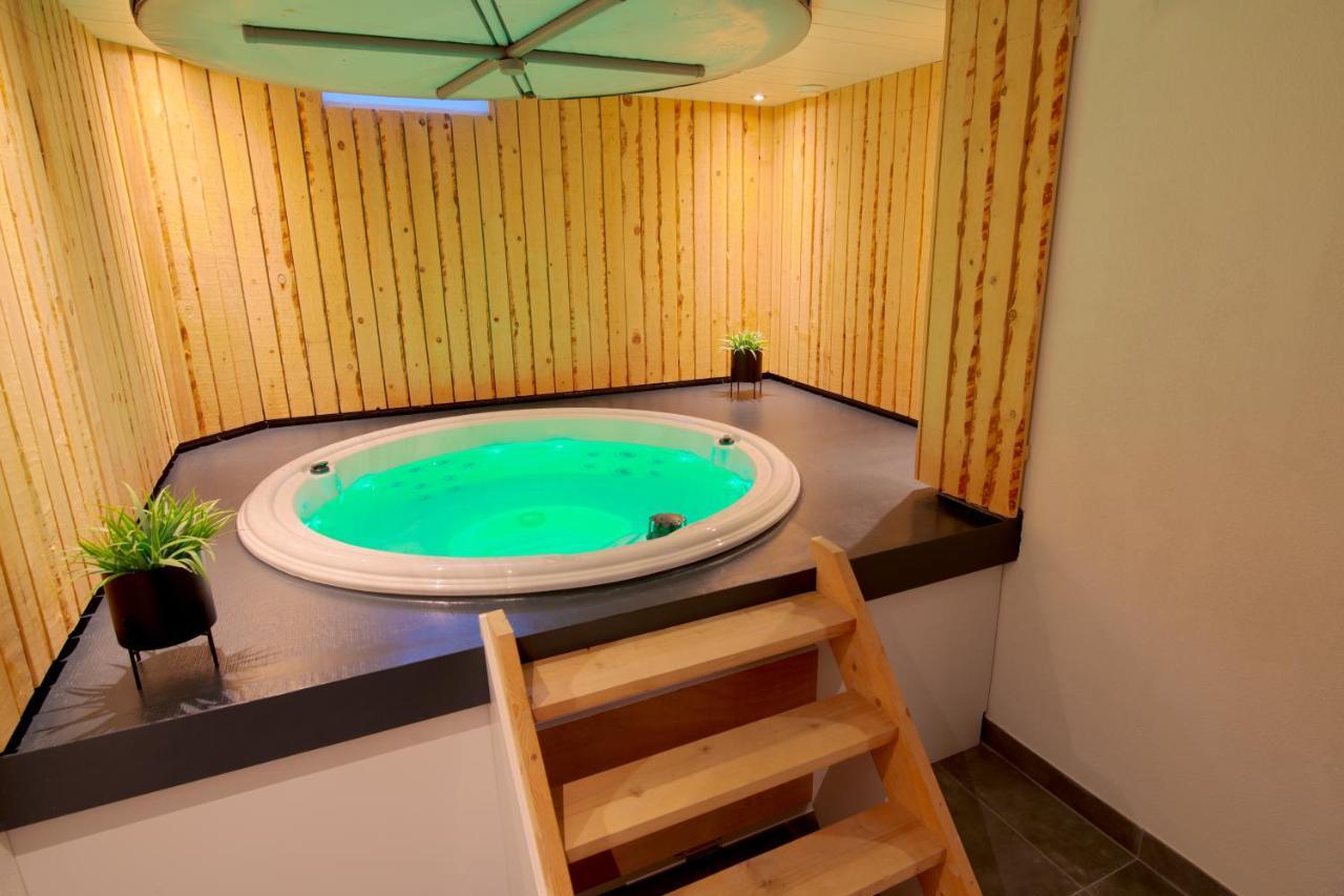 Jacuzzi & Sauna Villa Tzummarum Buitenkant foto